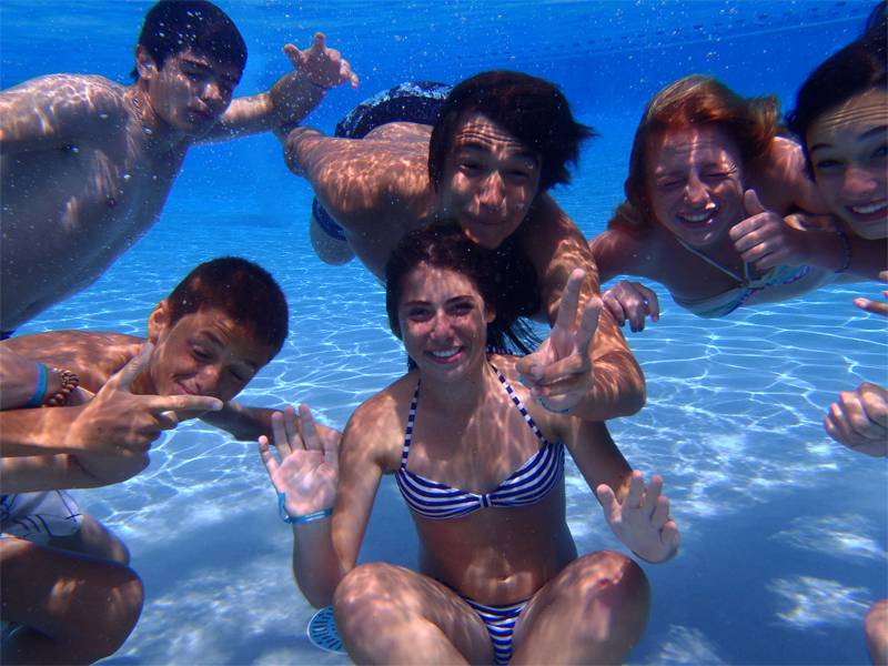 Adolescents se baignant au parc aquatique des Saisies en colonie de vacances 