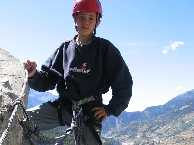 Adolescents en train de faire de la via ferrata en colonie de vaacances à la montagne