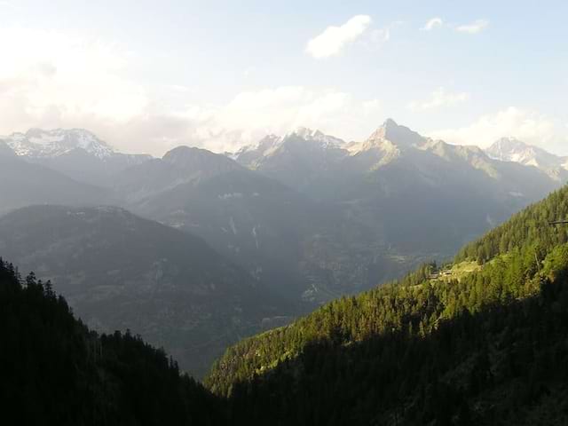 Vue sur les paysages de colonie de vacances d'été à la montagne