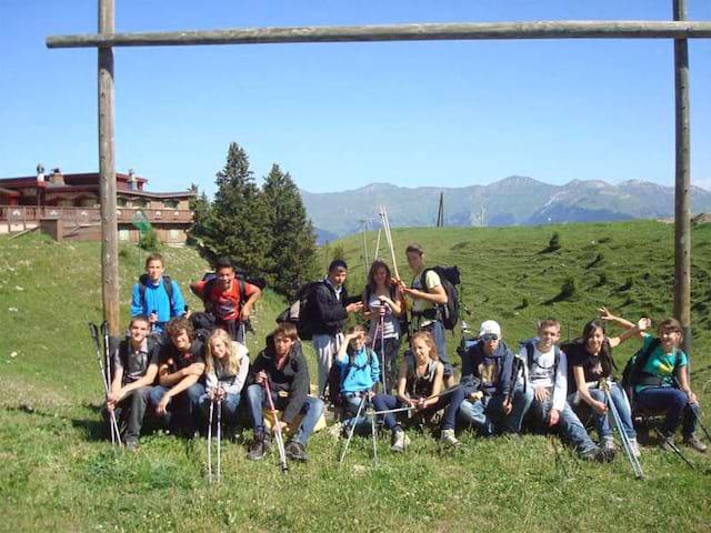 Groupe d'enfants en colonie de vacances à la montagne été