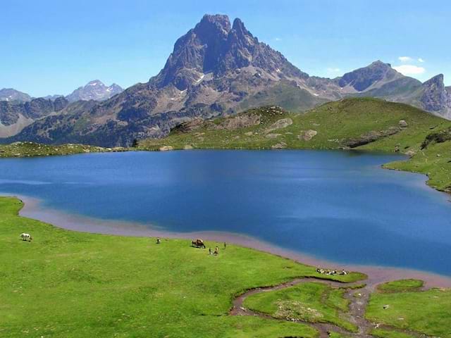 Vue sur un lac de montagne en colonie de vacances été