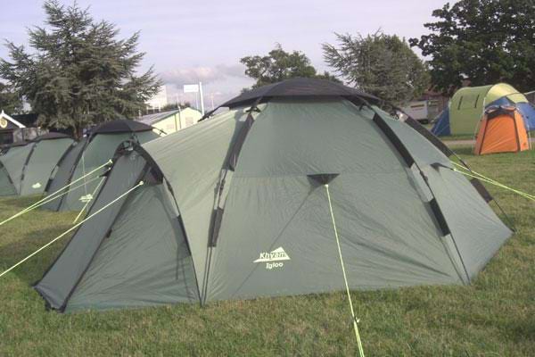 Vue sur le campement de tentes en colonie de vacances d'été à la montagne