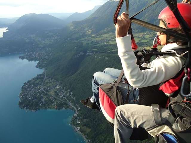 Enfant dans les airs faisant du parapente à Courchevel à la montagne cet été