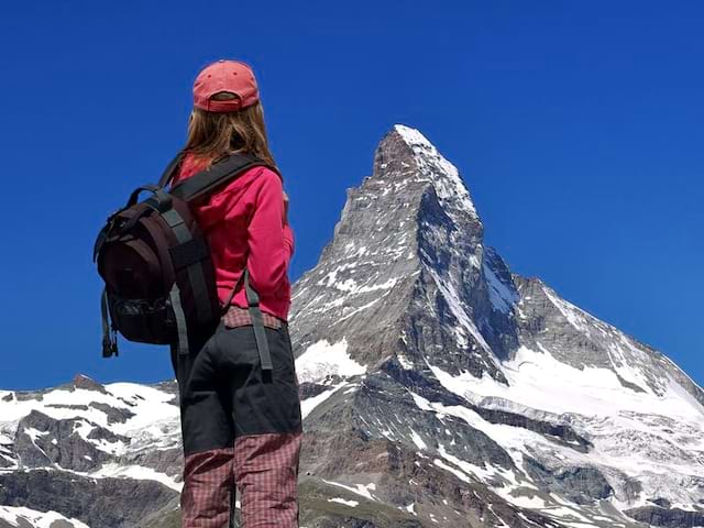 Jeune fille observant les montagnes de Courchevel cet été