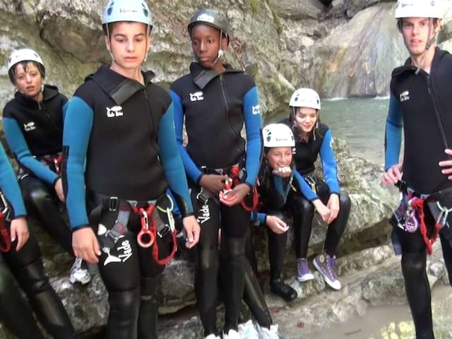 Groupe d'adolescents équipés pour faire du canyoning en colonie de vacances cet été