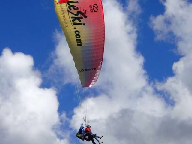 Enfants dans les airs en parapente en colonie de vacances à Courchevel cet été