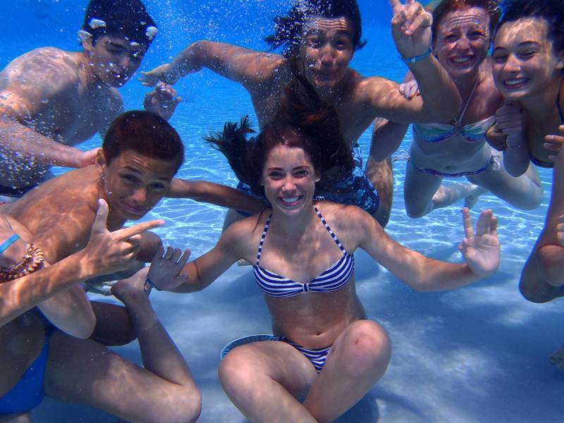 Groupe d'ados sous l'eau dans la piscine en colonie de vacances à Courchevel aquamotion