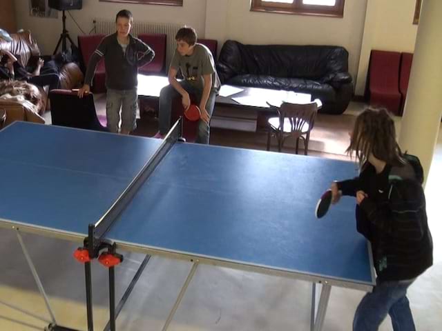 Adolescents en colo jouant au ping pong 