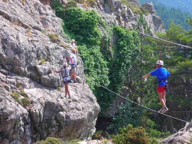 Ado faisant le funambule en colonie de vacances d'été à courchevel