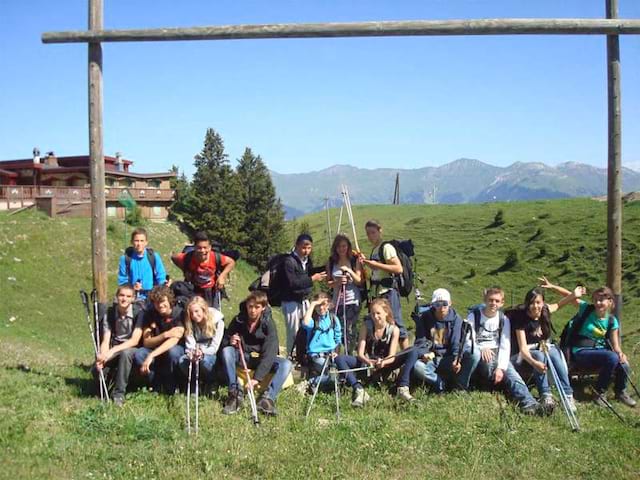 Groupe d'enfants et ados en colonie de vacances à la montagne