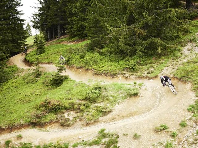 Ado faisant du vélo en colo à la montagne cet été