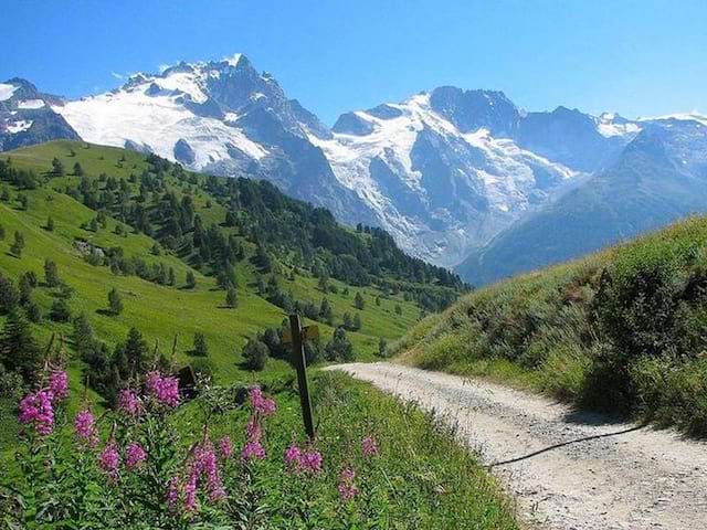 Vue sur les montagnes de courchevel en été