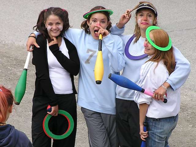 Quatre adolescentes faisant du cirque en colonie de vacances à Courchevel