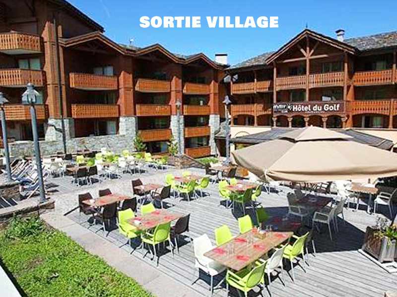 Vue sur le village de courchevel en colonie de vacances à la montagne ceté té