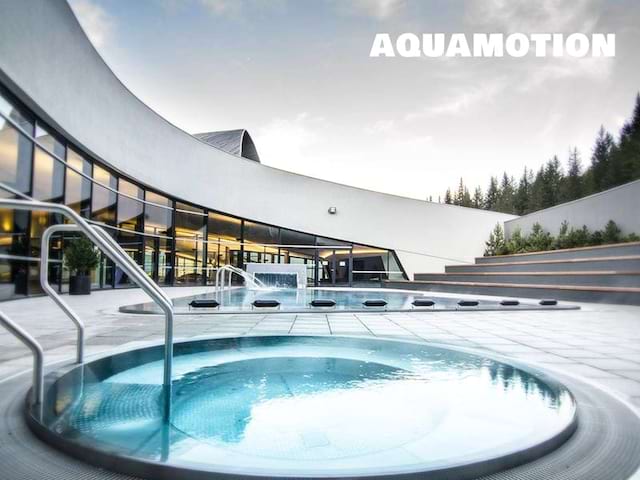 Vue sur les piscines extérieures de Aquamotion à Courchevel