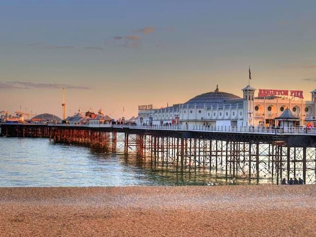 Brigthon Pier durant un couché de soleil en Angleterre