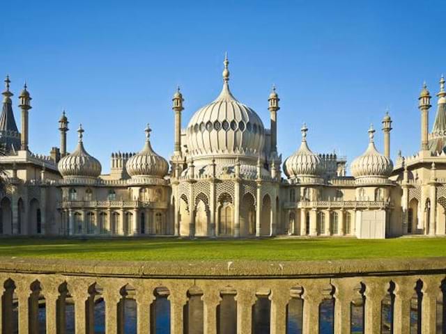 Vue sur le Royal Pavilion de Brighton depuis ses jardins en été