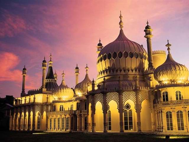 Le Royal Pavilion de Brighton pendant un couché de soleil en été