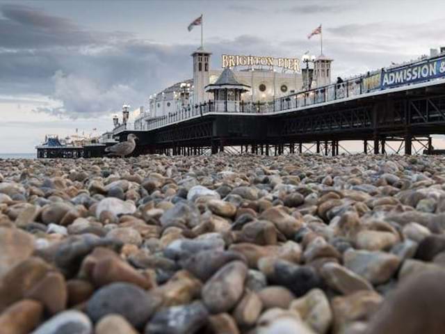 Vu sur Brighton Pier depuis la plage de galet de Brighton en Angleterre