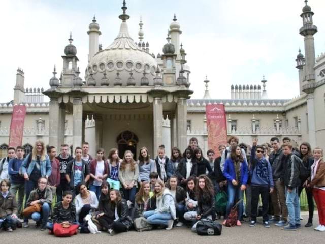 Colonie de vacances en séjour linguistique en Angleterre devant le Brighton Pavilion