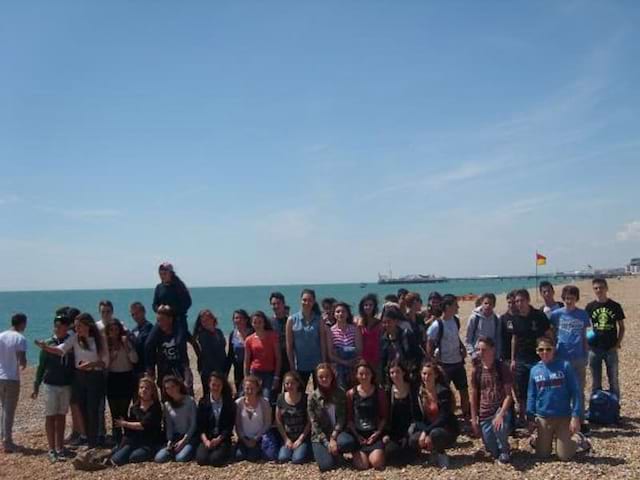 Groupe d'adolescent en colonie de vacances linguistique sur les plages de Brighton en Angleterre