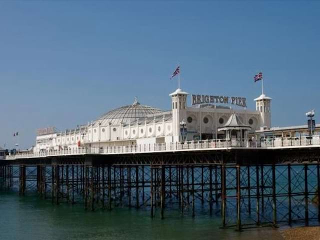 Vue de Brighton Pier depuis la plage en Angleterre 