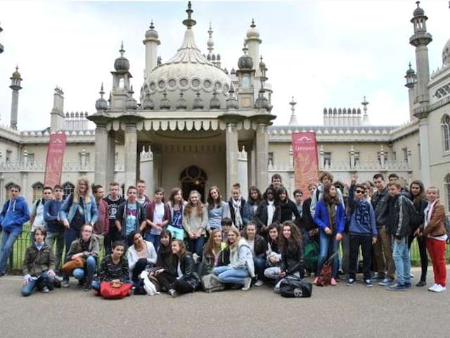 Groupe d'adolescent en colonie de vacances linguistique devant le Royal Pavilion de Brigthon en Angleterre