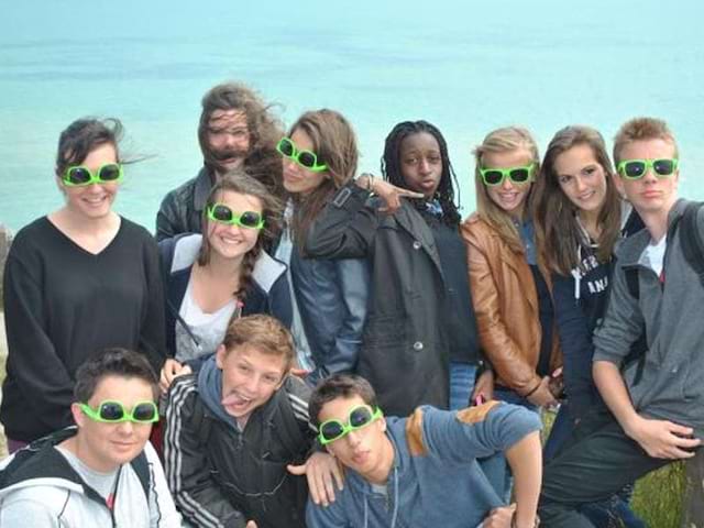 Groupe d'adolescent en colonie de vacances sur les plages de Brighton en Angleterre