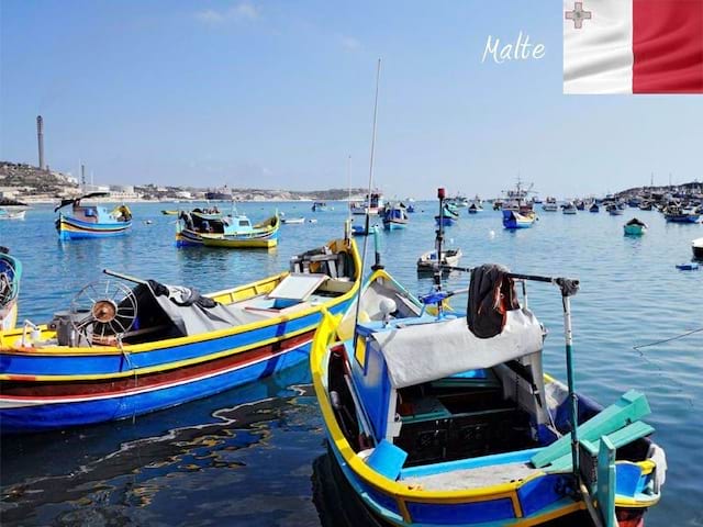 bateaux amarrés en colonie de vacances à Malte cet été