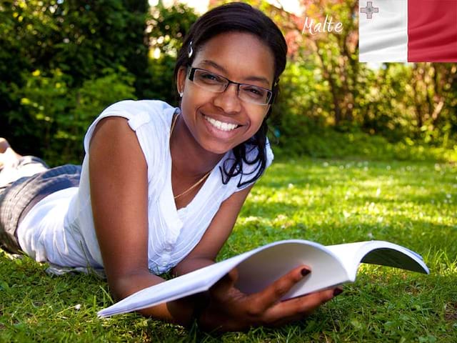 Jeune fille apprenant l'anglais en colonie de vacances à Malte cet été 