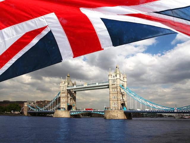 Vue sur le Tower Bridge à Londres accompagné du drapeau d'Angleterre