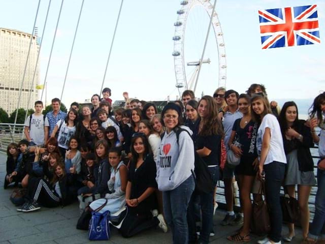 Un groupe d'adolescent en colonie de vacances devant le London Eye en Angleterre