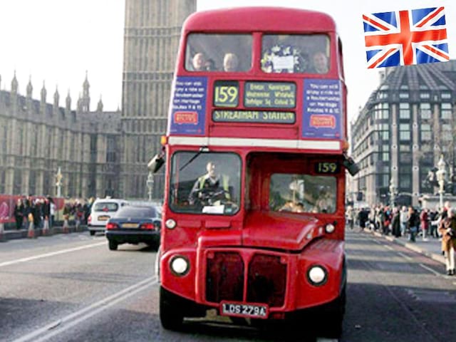 Le devant d'un bus Londonien vers le Big Ben