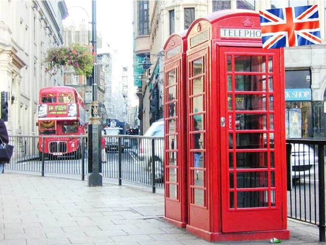 Les cabines téléphoniques rouges dans les rues de Londres en Angleterre