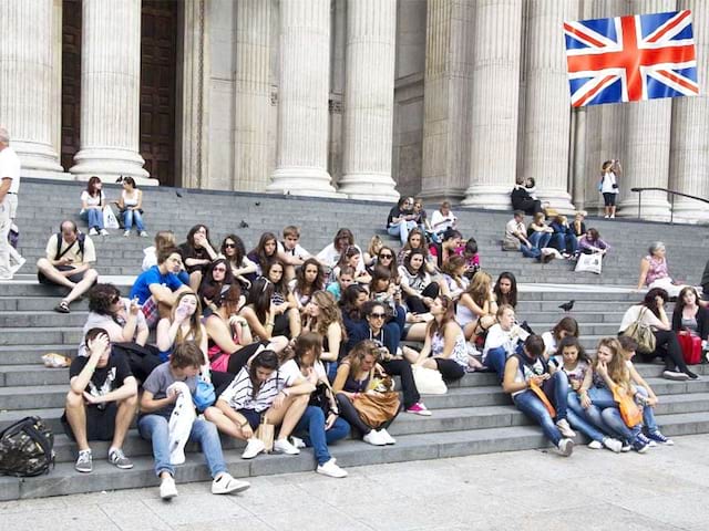 Un groupe d'adolescent en colonie de vacances linguistique sur les marches de la National Gallery de Londres en Angleterre