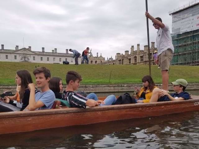 Ados dans une barque pendant une visite de Brighton durant leur séjour linguistique à Londres