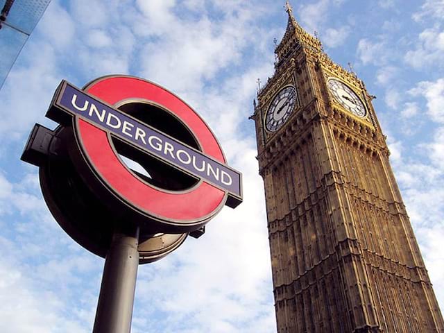 Le Big Ben à Londres et à coté un panneau indiquant le métro anglais