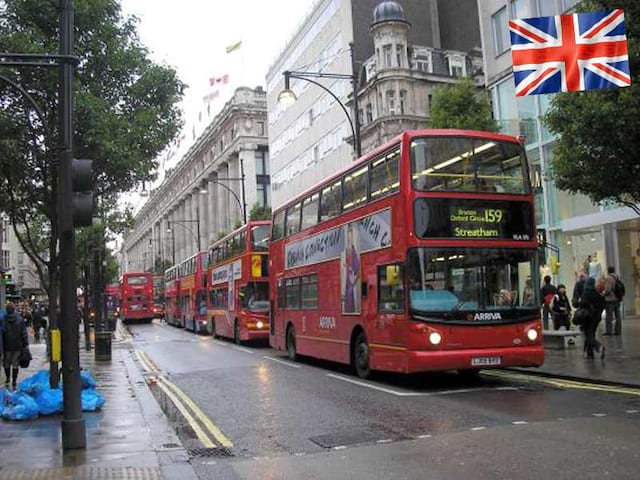 Les bus rouges dans les rue de Londres en été