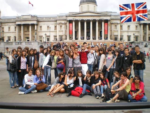 Un groupe d'adolescent en colonie de vacances devant la National Gallery de Londres en Angleterre