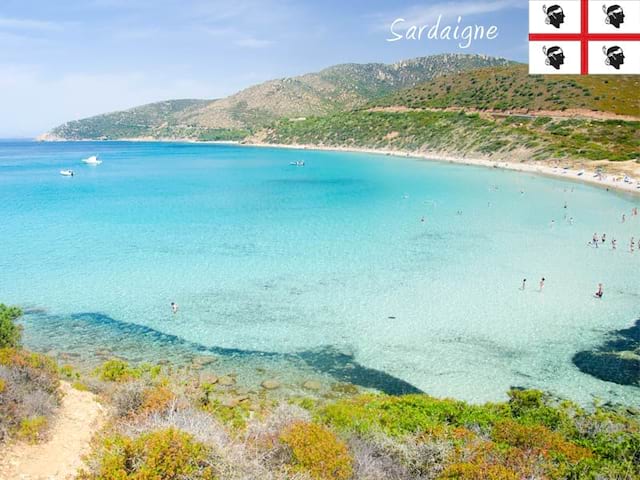 Vue sur les plages de la Sardaigne cet été en colonie de vacances