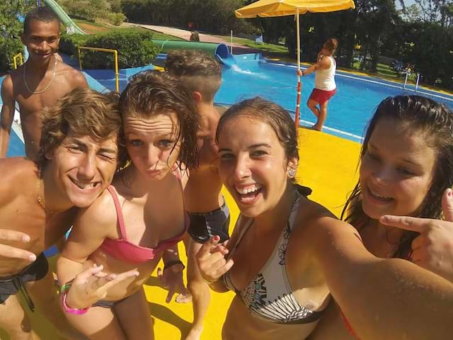 selfie d'adolescents heureux dans les jeux aquatiques en été en colonie de vacances