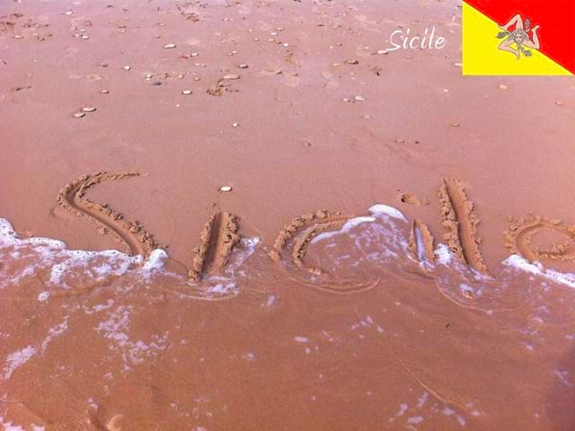 Plage de sicile en colonie de vacances cet été pour ados