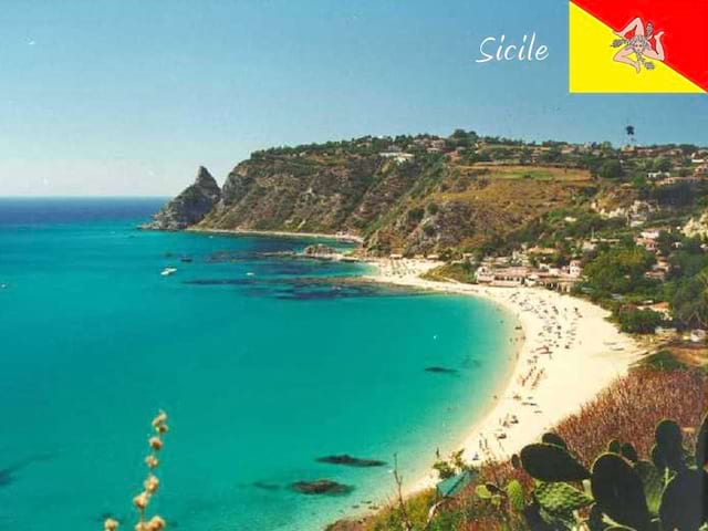 Vue sur les plages de la Sicile en colonie de vacances cet été