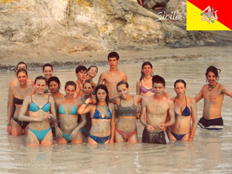 groupe d'adolescents faisant un bain de boue en colonie de vacances en Sicile