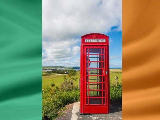 Cabine téléphonique en Irlande en colonie de vacances pour ados cet été