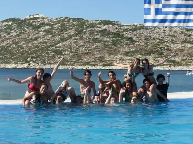 Groupe d'adolescents en colonie de vacances d'été en Grèce