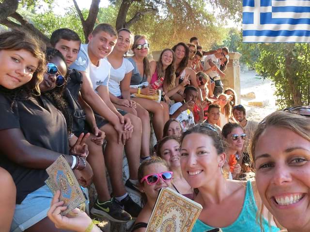 groupe d'adolescents et leur animatrice en colonie de vacances en Grèce