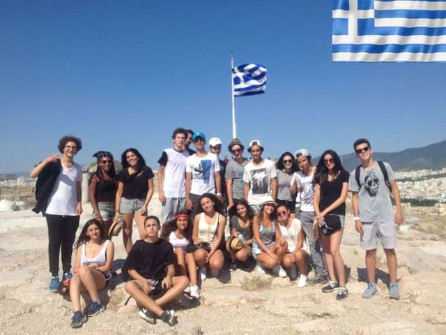 Groupe d'ados en grèce cet été en colonie de vacances 