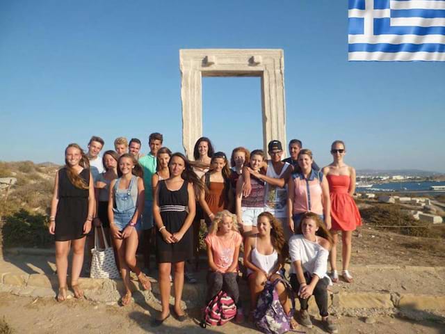 adolescents visitant la grèce pendant les grandes vacances d'été en colonie de vacances