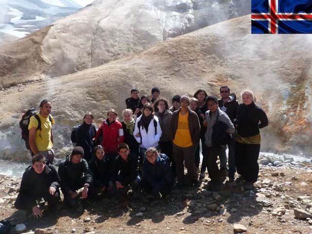 groupe d'enfants et ados posant devant les geyser en colonie de vacances